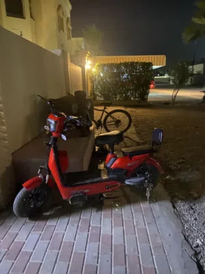 سكوتر للبيع بحالة ممتازة مع محرك قوي وسهولة في الاستخدام