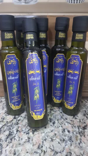 زيت زيتون صنف نادر ( كروناكي) كما يتوفر لدينا خل التفاح وخل الثوم وخل العسل منتجات محليه منزليه