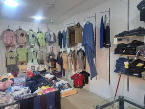 محل تجاري ألبسة للبيع مع البضاعة يتوفر سدة على طول المحل