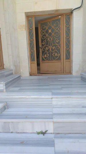 سطح عماره للبيع من المالك مباشره ابو نصير قرب مسجد الهدى قريب من جميع الخدمات