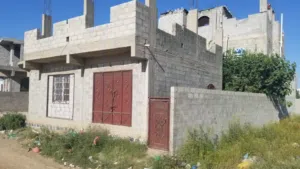 بيت اربع لبن ونص على شارعين