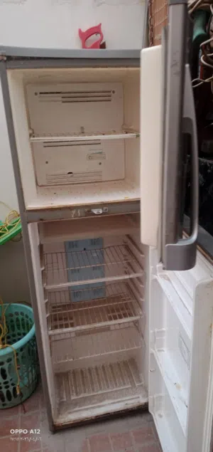 ثلاجة عدد اثنين كبيرة و صغيرة