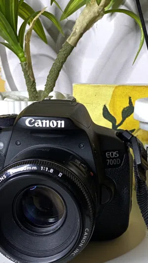 كاميرا Canon 700d للبيع .