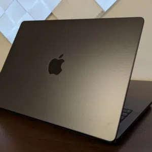 متوفر لابتوب ماك برو 2023 macbook pro جهاز جديد نظيف خبش لامعاه شحنه الاصلي  يبي تخطي ايكلاود فقط