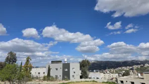 يتوفر لدينا نمرة ارض في الجهة الغربية لقرية تل منطقة راقية (منطقة فلل)