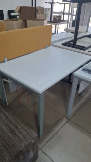 طاولات مكاتب بسبب الرحيل