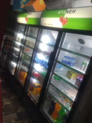 ثلاجات عرض وماكينة طحن قهوة