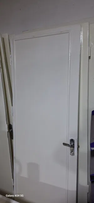 أبواب خشب بحالة الوكالة تفصيل خشب ثقيل مع حلوقهم موجود 5 أبواب مقاس 70/80/100/ارتفاع 200