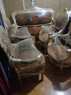 طقم جلوس اربعه كراسي و كنبه و تربيزه خشب متين جديد غير مستعمل + تربيزه سفره سته كراسي جديده
