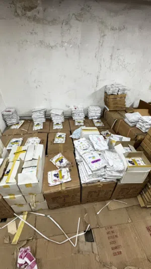 ملابس بيبي ويوجد بلايز ولادي صغير ويوجود
