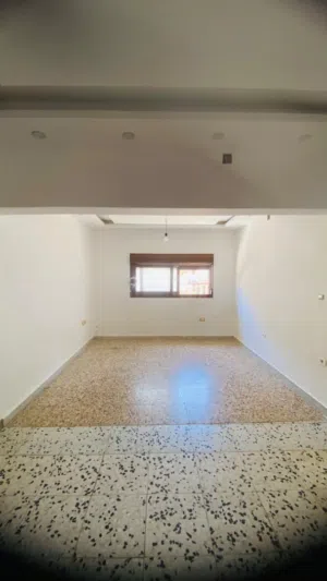 صاله تجاريه . 350 م . ايجار . نشاط مكتبيه عياده صاله رياضيه . بن عاشور.