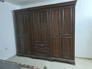 غرفة نوم مكونه من خزانه وتختين مفرد