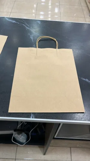 يوجد أكياس ورقية بأربعة أحجام كمية ذات جودة عالية وقوية