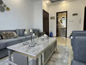 شقة مفروشة فاخرة للبيع في اجمل مواقع ضاحية الرشيد بداعي السفر