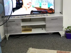 طقم طاولة شاشة وطاولة وسط مودرن بحالة الوكالة - سعر مميز