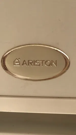 ثلاجة ايطالية ماركة ارستون مستعمله