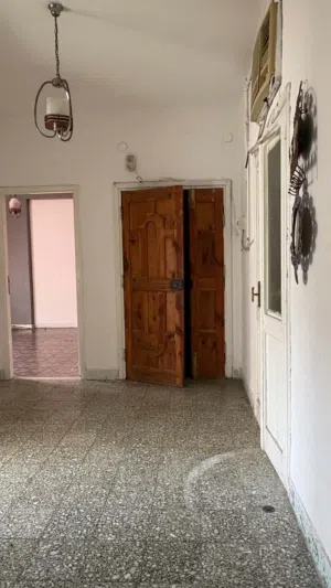 شقة للايجار شارع اول سبتمبر دور اول شقة قديمة فيها زوز غرف حمام مطبخ علي شارع الرئيسي
