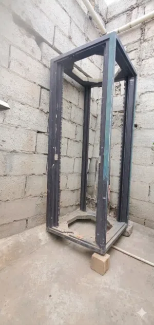 "للبيع هيكل راك سيرفر (Server Rack) قوي جداً - ينفع لتنظيم أجهزة الطاقة الشمسية والكاميرات"