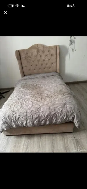 سرير مع مرتبته