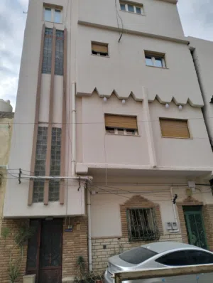 من المالك. منزل واجهتين من 3 طوابق للبيع بطريق السور . موقع مميز