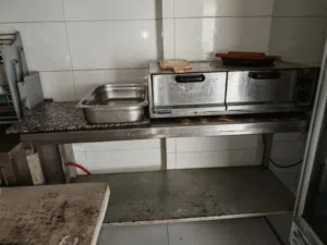 للبيع جميع اللي بالصور مكينة شوراما كذلك للبيع معدات  مقهى بالكامل موجود معي فرن بيتزا