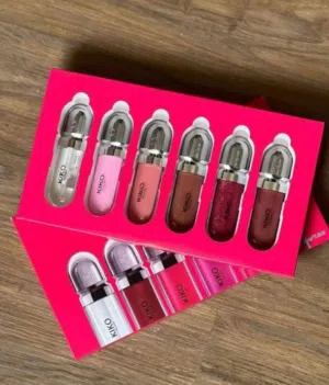 أكلي، اشربي، وانسي إنك حاطة روج!" المحتوى: زهقتي من الروج اللي يطبع على الأكواب؟ أو يختفي بعد أول س