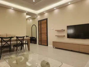 شقة مفروشة راقية وجديدة للإيجار قرب الجامعة التطبيقية