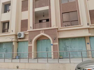 فرصه استثماريه محل للبيع بمجمع مزايا الموالح بمساحة بناء 97م