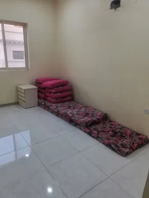 سرير نوم مع جلسه أرضية تأتي مع 9 مساند وكبت ثياب وكمودينه