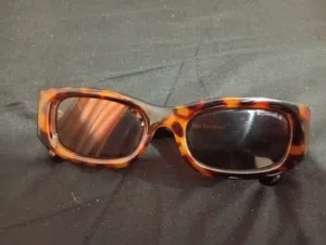 للناس اللي بيفهمو ب النظارات الماركه  حطو سعر وخدو خص نص مو متاكده اذا اصلية أو لا بس هي جامدة وسفاح