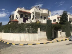 فيلا على ثلاث شوارع في أرقى مناطق اليادودة -إسكان أشكو