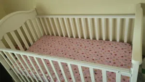 سرير اطفال جديد، غير مستعمل، السعر الاصلي 100 دينار، السعر الان 50 دينار