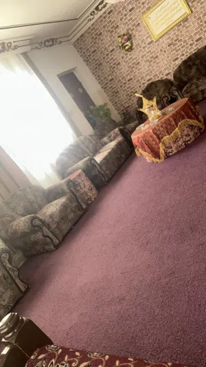 طقم كنب 16مقعد بحالة ممتازة مع 6 طاولات