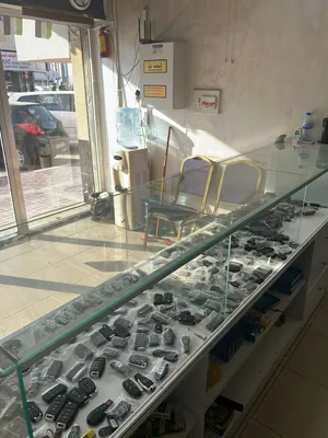 محل مفاتيح للبيع اقسم بالله العظيم المحل دخله زين المحل صارله ثلاث سنوات والله لو مو الضروف مابعت