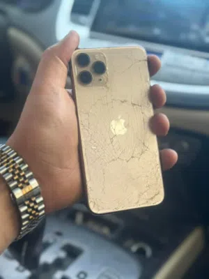 ايفون 11برو للبيع 64جيجا مش مغير شيء فيه عيب ف بصمه الوجه بس