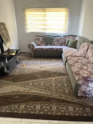كنب مع سجاد مع برداي. مع طاولة