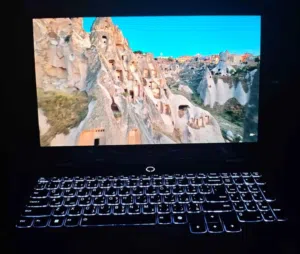 لابتوب Lenovo LOQ 15IRX9 بشاشة 15.6 إنش بدقة FHD ومعدل تحديث 144Hz، مزود بمعالج Intel Core i7-13650H