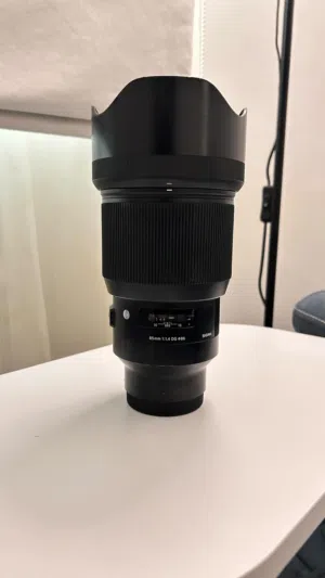 عدسة سيجما 85mm f/1.4 بحالة ممتازة