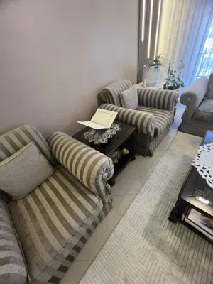 طقم كنب مع طاولات وسط