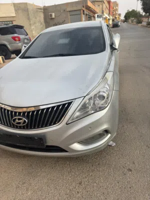 السلام عليكم  هنداي ازيرا 2013الله يبارك   قاعدة جمرك السيارة  فل ماعدا فتحة