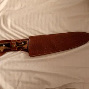 سكين Victorinox أصلية – Swiss Made مخصصة للتقطيع والفرم الاحترافي نصل قوي + مقبض خشب + غمد جلد طبيعي