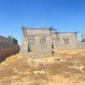 قطعة ارض مساحته 540 بيها منزل هيكل  وموجود الحديد لي تكمليت السقف  البيع في وادي ربيع