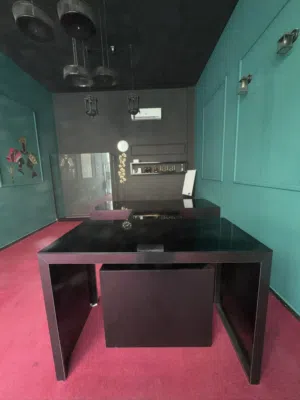 للبيع اثاث مكتب طاولة مع زجاج و المرايا و ليتات