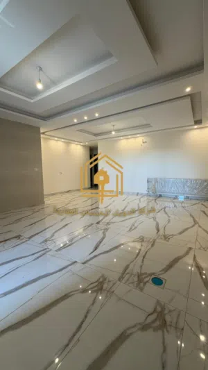 شقة جديدة * لم تسكن * 4نوم * 240م * مطلة * موقع مميز * خلدا