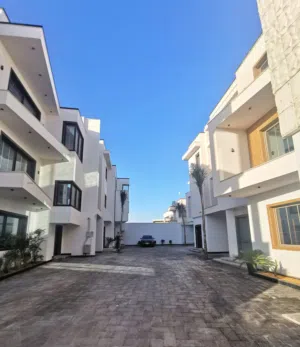 فيلا سكنية رائعه دورين خليجي وشقة مفصوله في طريق الشوك مساحتها 307م والمسقوف 700م والحي سكني رائع