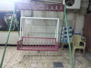 مرجوحه مستعملة كبيرة تحمل الاوزان الثقيله تسع ثلاث اشخاص العنوان البصرة القبله حي المهندسين