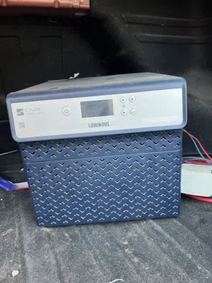 انفرتر Luminous iCruze 2.8KVA / 24V بحالة ممتازة، يشتغل على بطاريتين 12V،