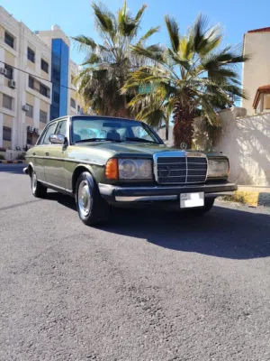مرسيدس لف موديل 1977 W123 لون زيتي مميز مع رقم مميز مرخصة ومؤمنة إلى شهر 2 /2027