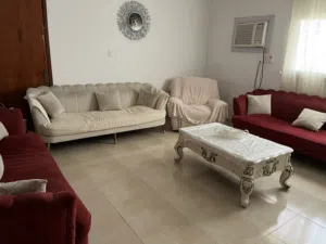 غرفة جلوس بحالة جيدة