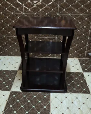 طاولة للتحف